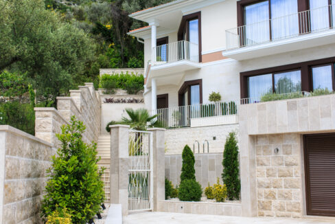 Karadağ Tivat şehrinde satılık villa