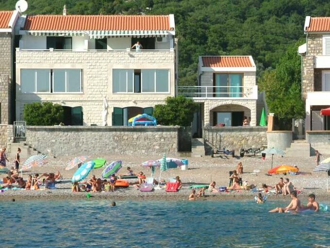 Karadağ Petrovac'da satılık, denize sıfır, butik otele uygun 50 yatak kapasiteli villa