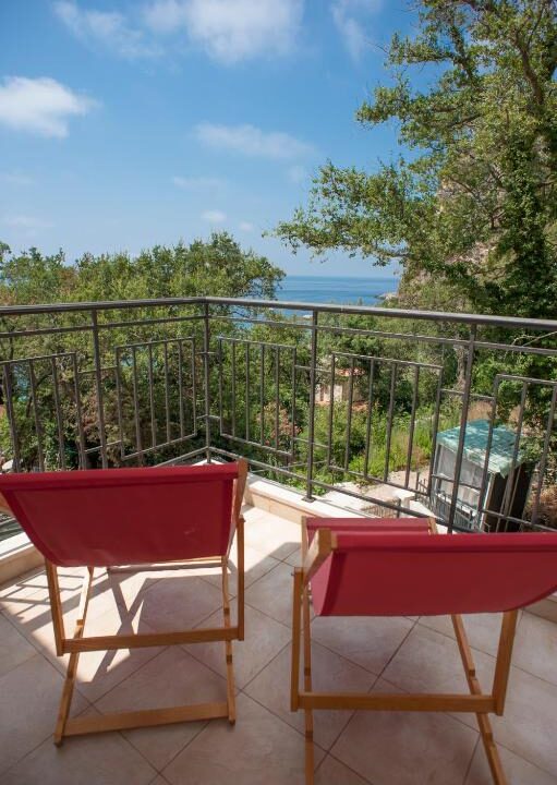 Budva Rezevici'de satılık deniz manzaralı villa