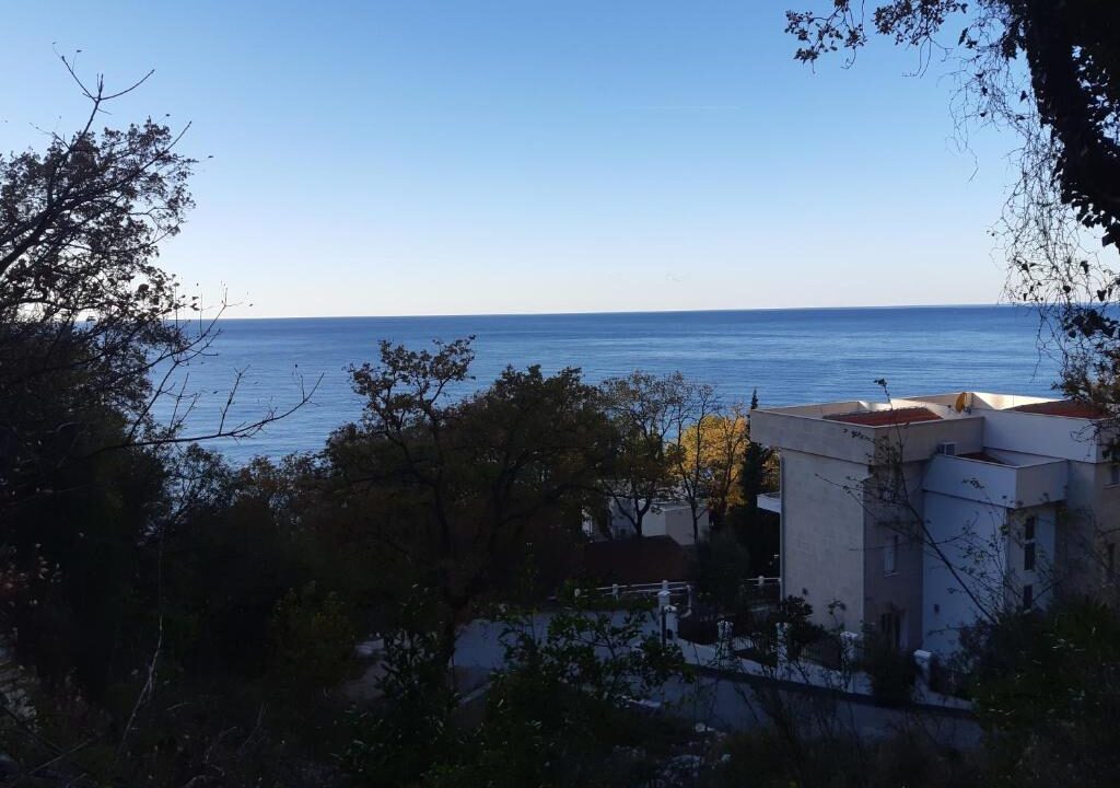 Budva Rezevici'de satılık deniz manzaralı villa