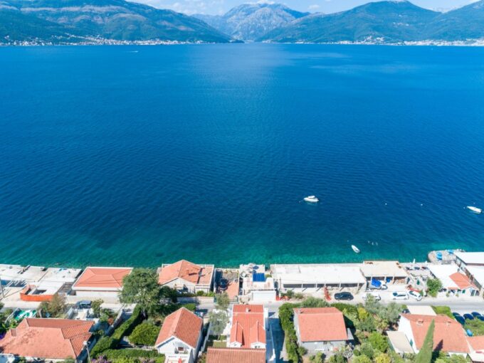 Lustica, Krasici'de satılık denize sıfır muhteşem villa