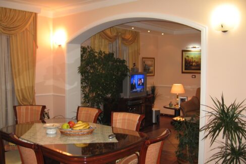 Petrovac'da 13 odalı butik otele uygun, Denize 300 m. mesafede satılık villa