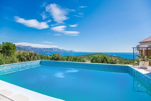 Budva yakınlarında satılık, güzel deniz manzaralı, havuzlu villa