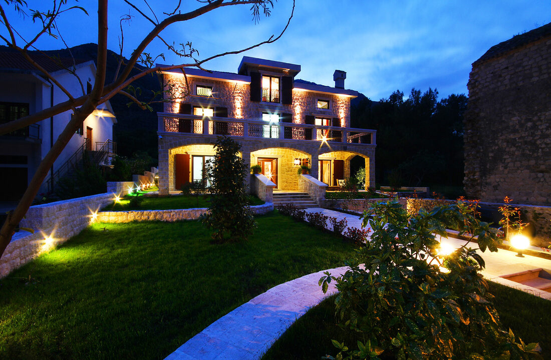 Kotor Prcanj'de satılık, Denize sıfır muhteşem villa