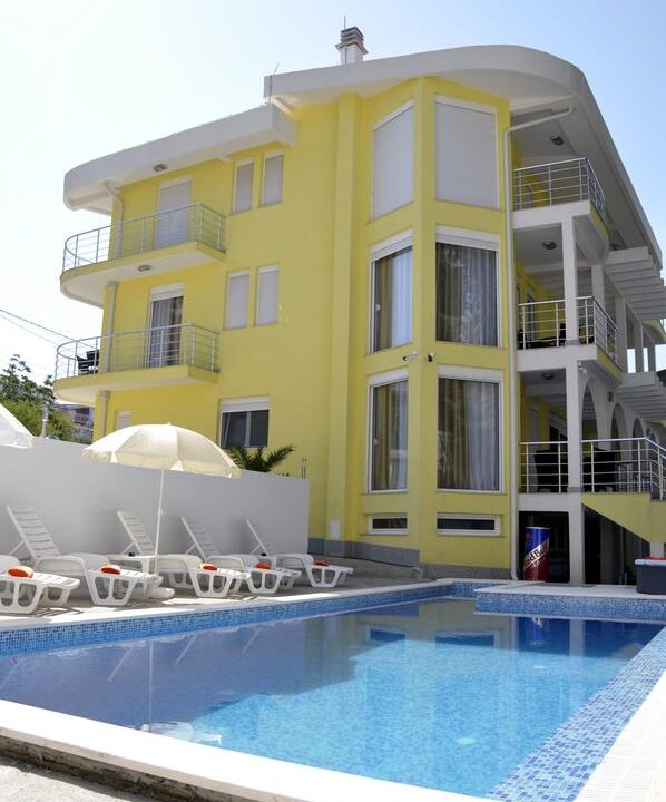 Karadağ Bar şehrinde, Denize 250 m. mesafede, 10 0dalı butik otele uygun satılık villa