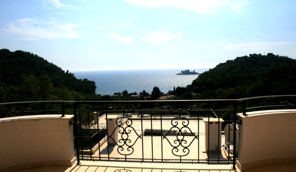 Karadağ Petrovac'da satılık, deniz manzaralı, havuzlu, denize 200 m. mesafede villa