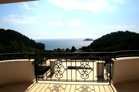 Karadağ Petrovac'da satılık, deniz manzaralı, havuzlu, denize 200 m. mesafede villa