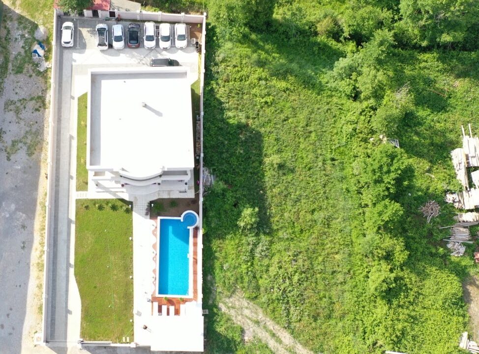 Budva Lastva'da satılık havuzlu, lüks villa