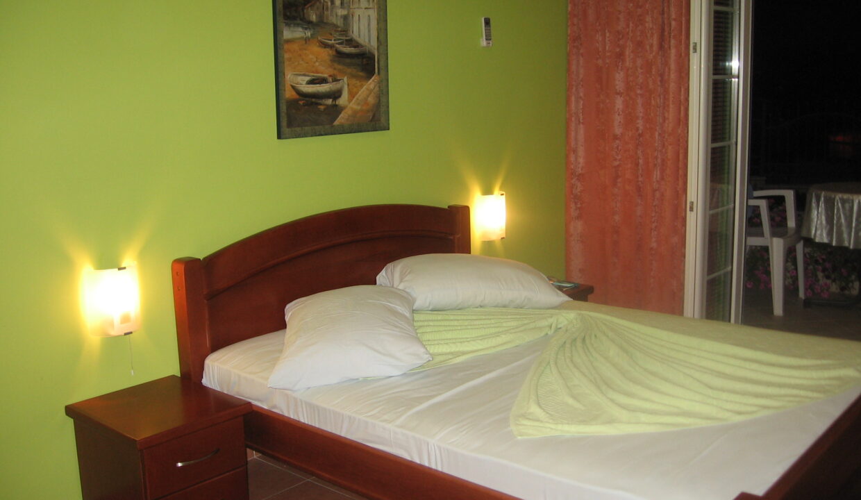 Petrovac'da 13 odalı butik otele uygun, Denize 300 m. mesafede satılık villa