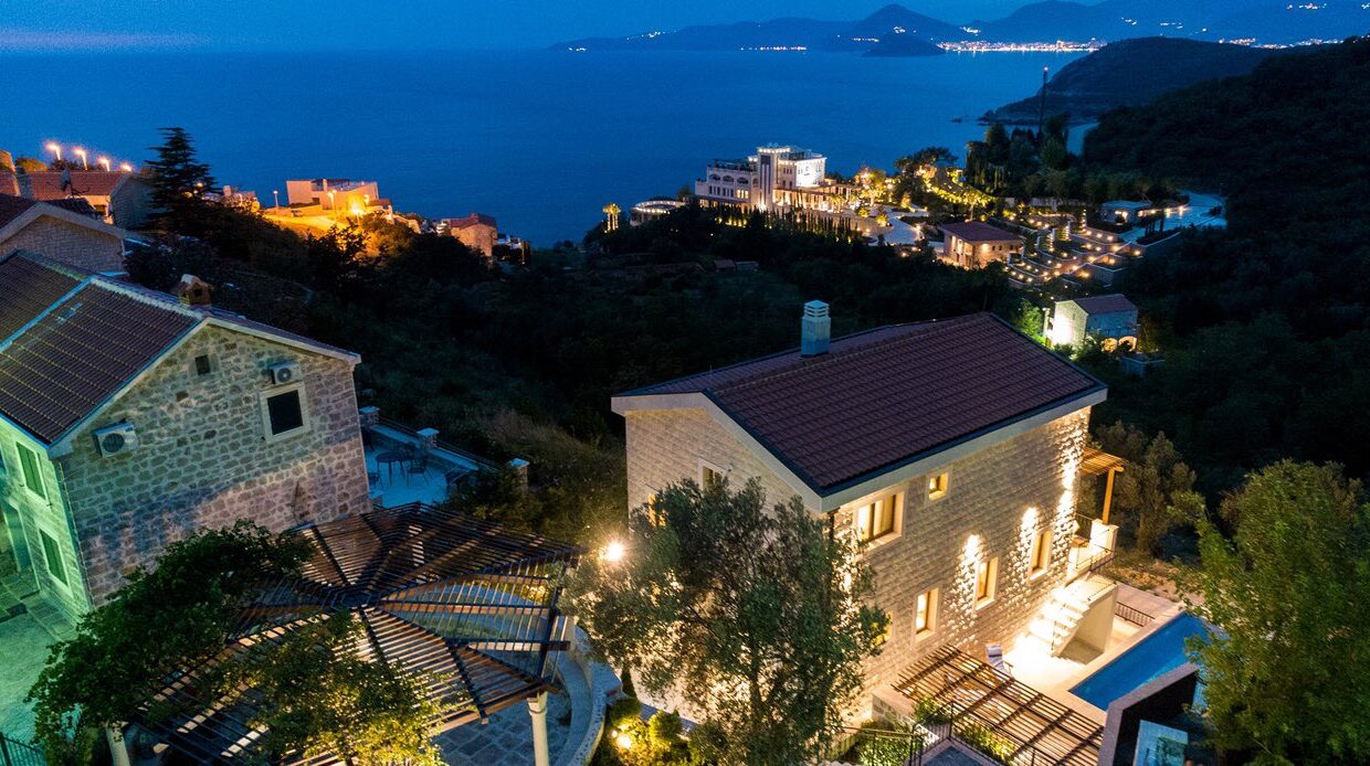 Budva Rezevici'de satılık havuzlu, muhteşem deniz manzaralı lüks villa
