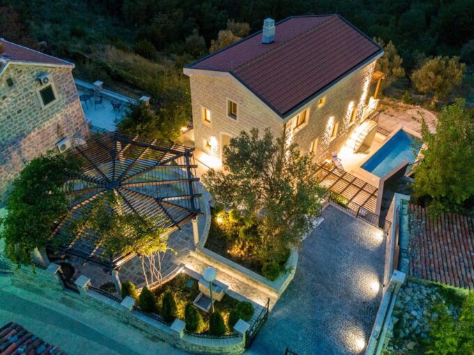 Budva Rezevici'de satılık havuzlu, muhteşem deniz manzaralı lüks villa