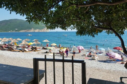 Karadağ Petrovac'da satılık, denize sıfır, butik otele uygun 50 yatak kapasiteli villa