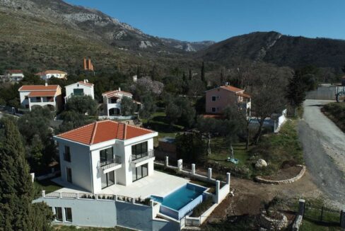 Budva Rezevici'de satılık, Deniz manzaralı, havuzlu yeni taş villa