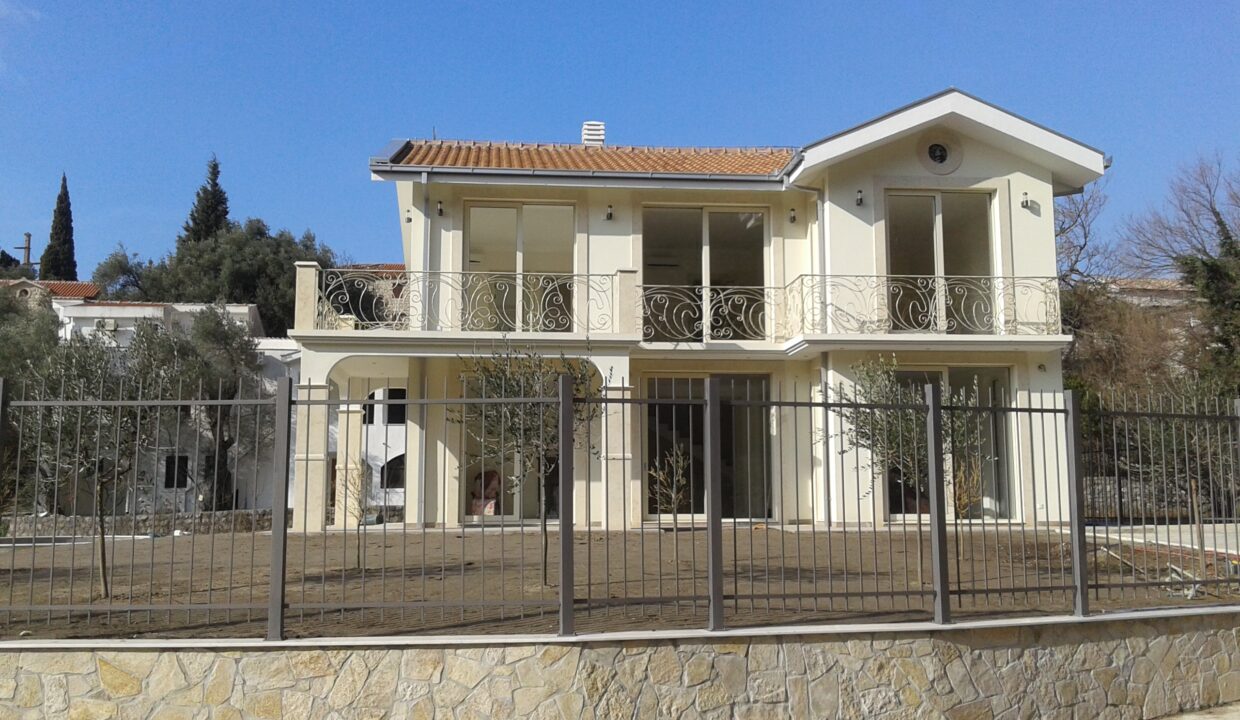 Budva Rezevici'de satılık havuzlu, denize 300 m. mesafede yeni villa