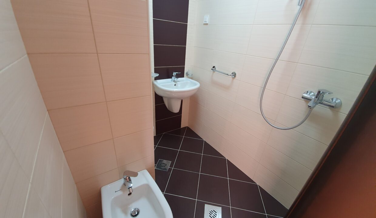 Budva'da, satılık İki banyolu ve garajlı, Denize 500 m. mesafede, 3+1 daire